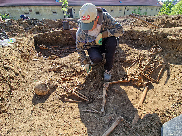 Archeologové našli u Břevnovského kláštera další ostatky pruských vojáků