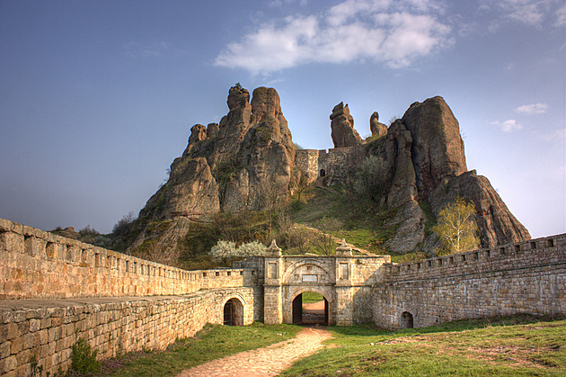 Monumentální skalní hrad. Belogradčik dobývali Srbové ještě ve 20. století