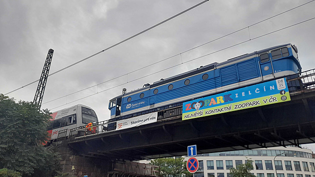 Bagr strhl vedení na trati, zastavil vlaky mezi hlavním a smíchovským nádražím