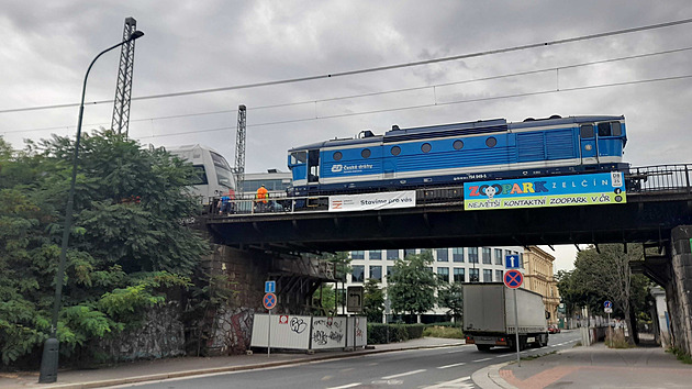 Bagr strhl vedení na trati, zastavil vlaky mezi hlavním a smíchovským nádražím
