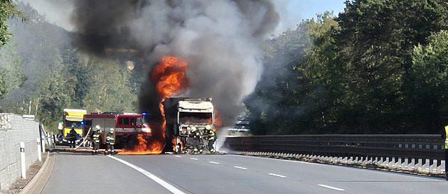 Policisté se připletli k požáru kamionu, šokované řidičce překazili šílený plán