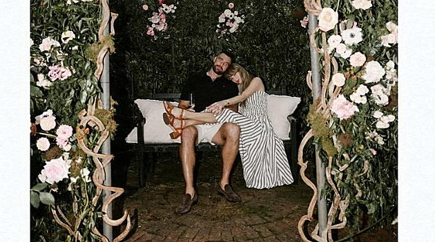Taylor Swift dostala prsten za půl milionu. Šaty ze zásnub se hned vyprodaly