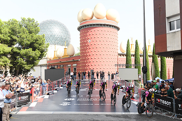 UAE slaví, Vueltu ale opět vede Vingegaard. Hirtův tým v časovce ohrozili aktivisté