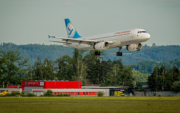 Budějovické letiště odklonilo dva lety, kvůli střelbě armády v nedalekém újezdu