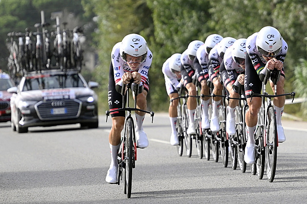 UAE slaví, Vueltu ale opět vede Vingegaard. Hirtův tým v časovce ohrozili aktivisté