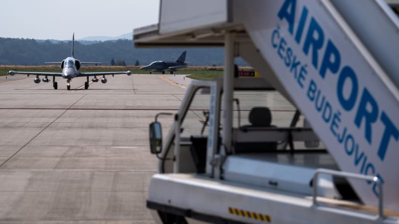Střelba armádních stíhaček uzavřela vzdušný prostor nad Budějovicemi. Dotklo se to dovolenkářů