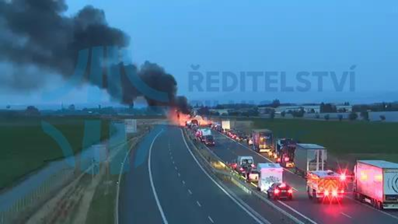 Mohutný požár cisterny na dálnici D11: Hasiči vyhlásili poplach, tah na Jaroměř je neprůjezdný