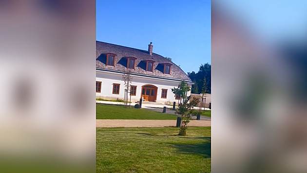 Vila Orbánova otce budí pozornost. Záběry mají statisíce zhlédnutí