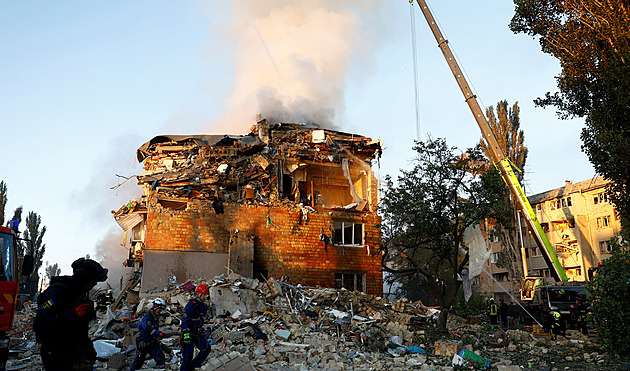 Ukrajinci hlásí systematický vzdušný útok Ruska na Kyjev. Čtyři lidé zemřeli