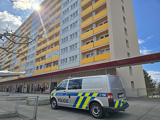 V noci evakuovali dva paneláky kvůli statice. Na vině může být vysychající půda