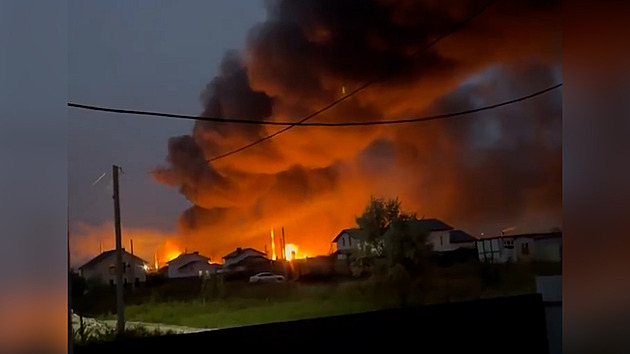 Ukrajinci zasáhli dvě rafinerie, produkce benzinu v Rusku výrazně klesá
