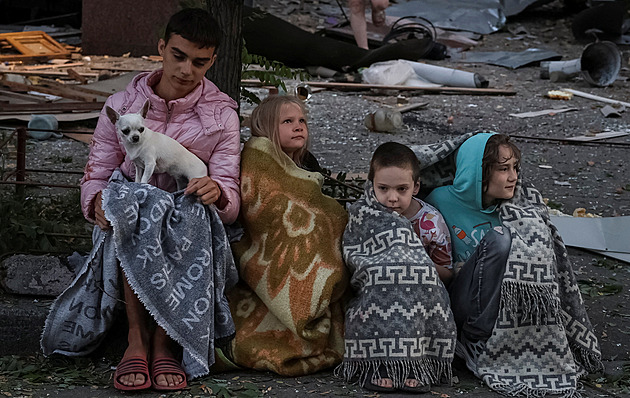 OBRAZEM: Choulící se děti, plyšáci mezi troskami. Rusové v Kyjevě zabíjeli civilisty