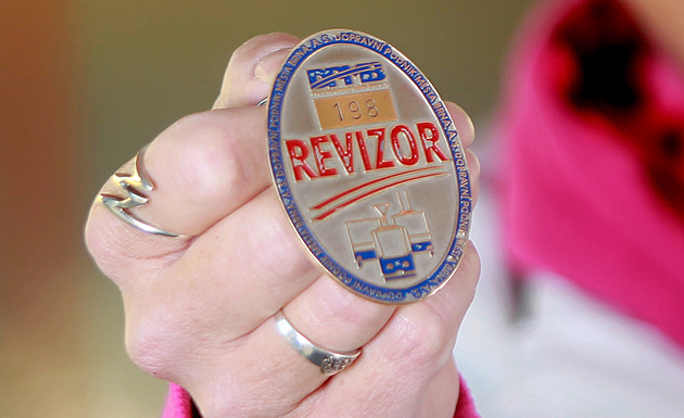 VIDEO: Incident v brněnském trolejbusu. Cestující povalil revizorku na zem a utekl