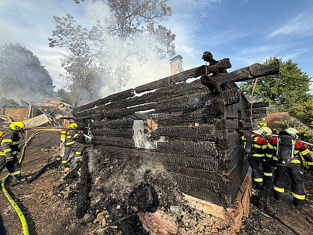 Na Frýdecko-Místecku hoří stodola a roubenka. I kvůli větru platí druhý stupeň