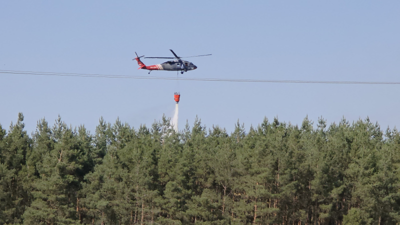 U Hřiměždic na Příbramsku hoří les, vrtulník nabírá vodu z Vltavy. Hasiči vyhlásili poplach