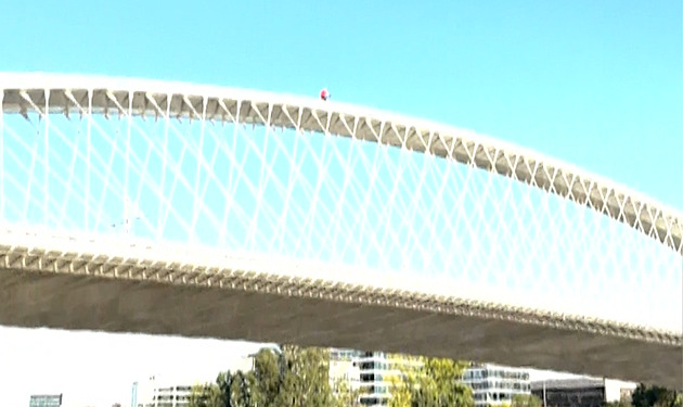 Vysoký hazard se životem. Cizinec na kole sjížděl na kole oblouk Trojského mostu