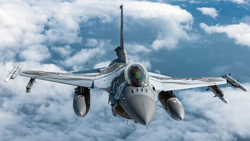 V Polsku se zřítila stíhačka F-16, pilot nepřežil. Záběry zachytily obří ohnivou kouli