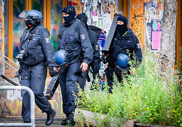„Zaskočili jsme je.“ Sedm stovek policistů vtrhlo v Berlíně do bašty krajní levice