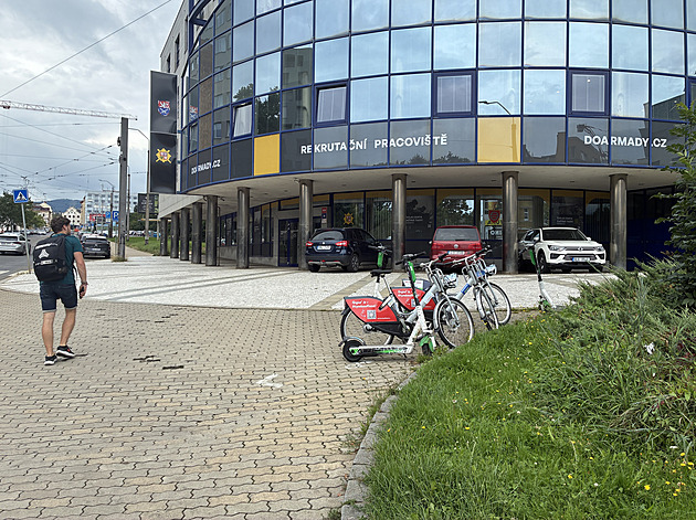 Zájem o armádu stoupá, lákají platy. Nová pobočka v centru Liberce zabrala