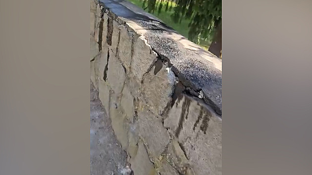 Stěnu poblíž školy potřísnil olejem. Zbourat, schází se tam sebranka, zlobí se v Litovli