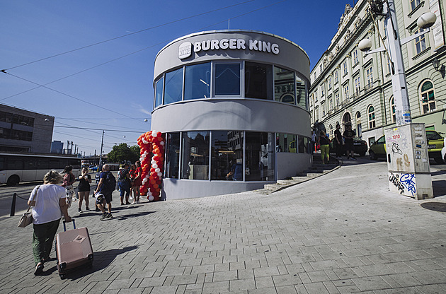 OBRAZEM: Jak šel čas s brněnským Čedokem. Spořitelna, ubytovací kancelář, nyní fastfood