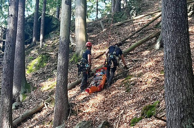 Turista se zranil při pádu z prudkého srázu, na lanech ho vytáhli hasiči
