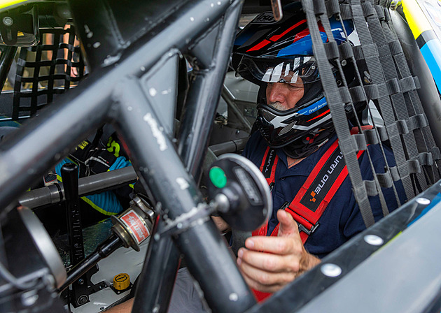 Pavel řídil NASCAR, jako první prezident na světě. Nezastrašil ho profík ani déšť