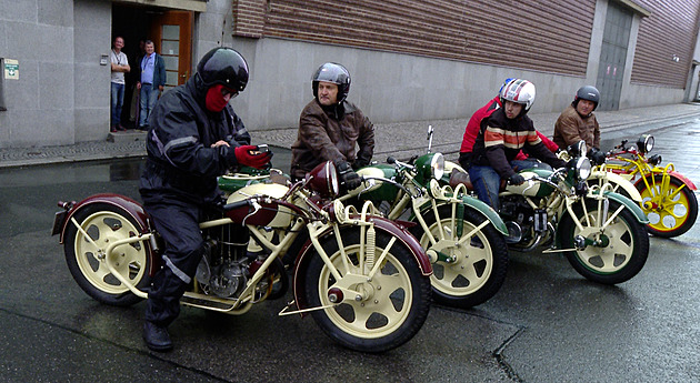 Nejúžasnější i nejdivnější motorky na světě slaví sto let. Čechie jedou Českem