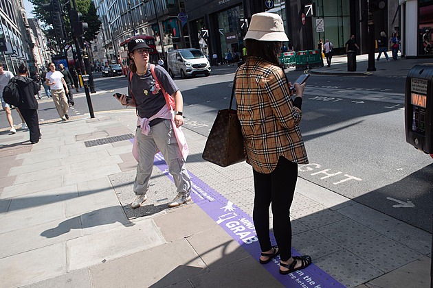 Mají dost zlodějů mobilů, na chodník proto namalovali pruh. Policie to vítá