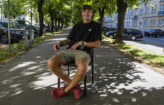 Běh ve spodním prádle, svíčková v kelímku. Otrlý mladík rád testuje hranice