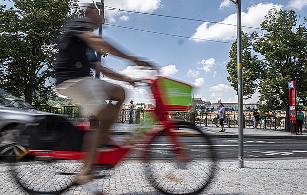 Štěně, pleš i hřbitovní svíce. Co vše si vozí cyklisté v košících sdílených elektrokol