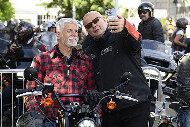 Pavlova slabost pro rychlé stroje. Ve flanelce se přidal ke spanilé jízdě harleyů