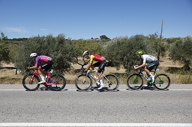 Vuelta ONLINE: Peloton dál zrychluje a v Zaragoze nahání mírně odskočené duo