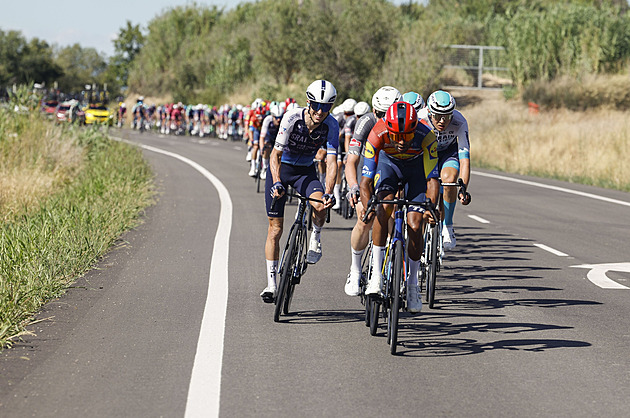 Vuelta ONLINE: Peloton pohltil únik a dělá okruh v Zaragoze, blíží se očekávaný finiš