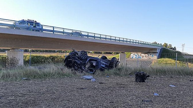 Na Českobudějovicku zemřela mladá řidička. Svodidla vymrštila auto do vzduchu