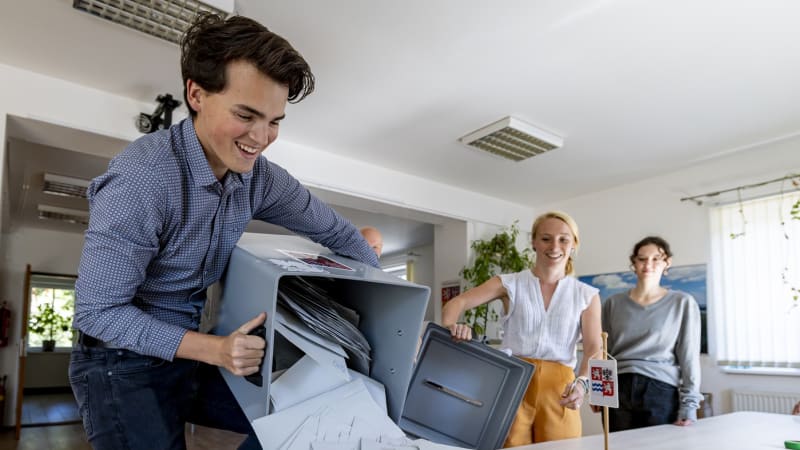 Ke korespondenční volbě se přihlásilo 27 tisíc lidí, řekl Lipavský. Je to méně, než se čekalo