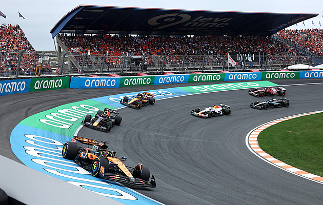 F1 ONLINE: Po nehodě Hamiltona vjel na dráhu safety car, v čele jsou mclareny