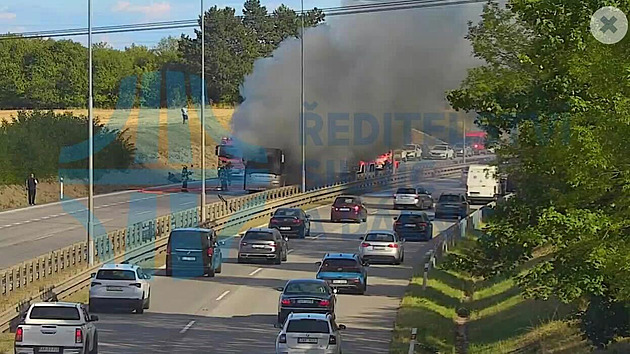 Na Pražském okruhu u Holyně hoří autobus, provoz ve směru na letiště stojí