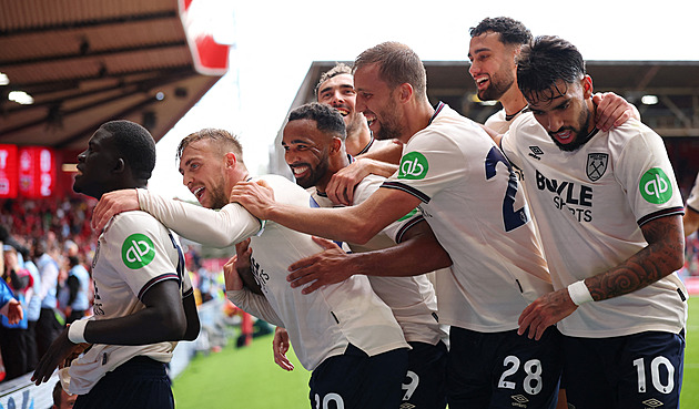 ONLINE: Liverpool hostí Arsenal. Diouf asistoval u výhry, City opět bez bodu