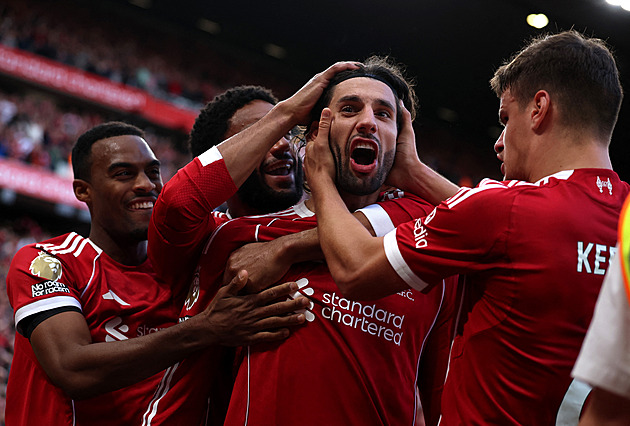 Liverpool rozjásala Szoboszlaiova bomba. Diouf asistoval u výhry, City opět bez bodu