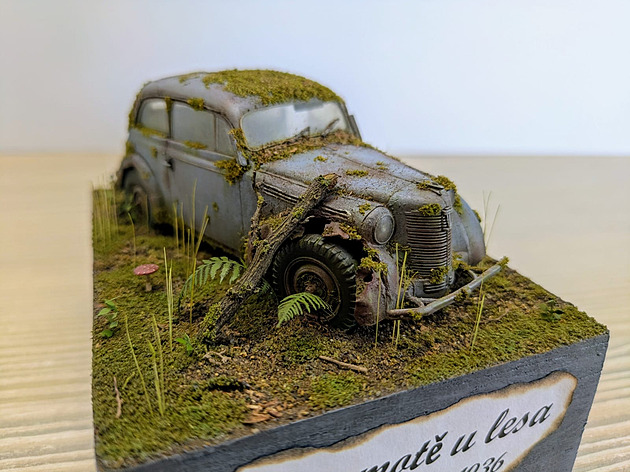 Opuštěný Opel Kadett si příroda bere zpět. Najdete blatník z plechovky?