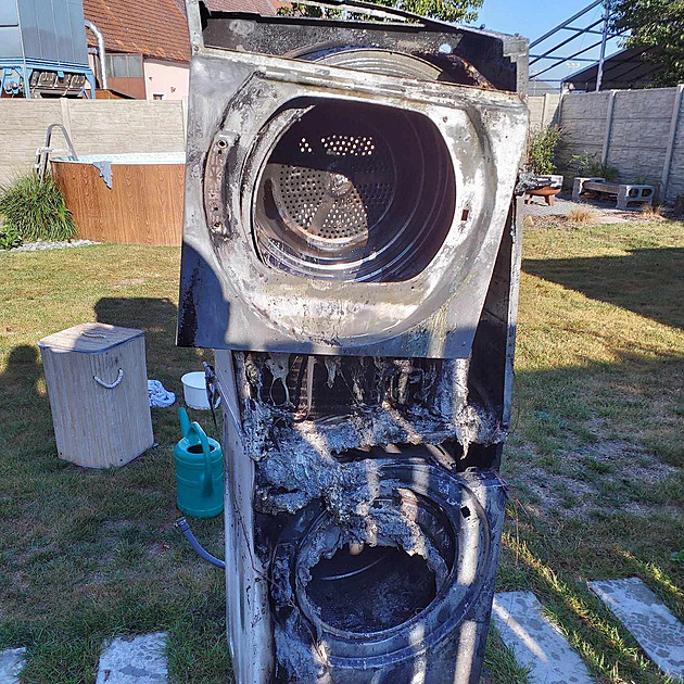 V rodinném domě vzplála sušička. Pohotoví sousedé hasili i vodou z bazénu