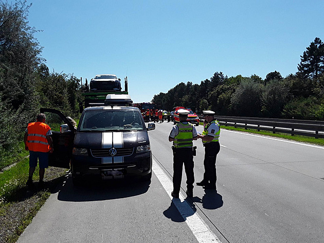 Dálnici D2 u Blučiny uzavřela hromadná nehoda. Hasiči vyprošťují dva lidi