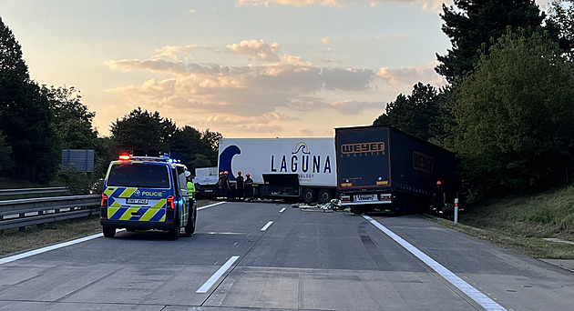 Dálnici D2 u Blučiny uzavřela hromadná nehoda. Hasiči vyprošťují dva lidi
