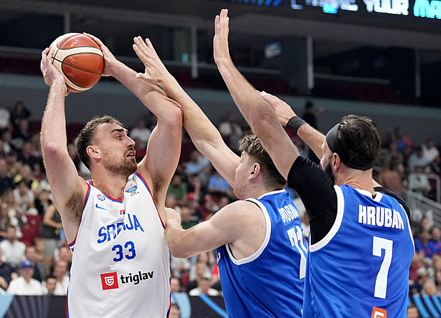 EuroBasket ONLINE: Češi reagují trojkami na bídný úvod. Srbové pohodlně vedou