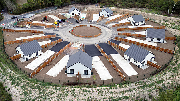 Kontroverzní areál pro kočovníky je téměř dokončený. Masivní odpor nepomohl