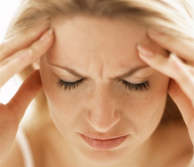 Až 15 záchvatů měsíčně, roky hledání diagnózy a léků. Boj Daniely s migrénou