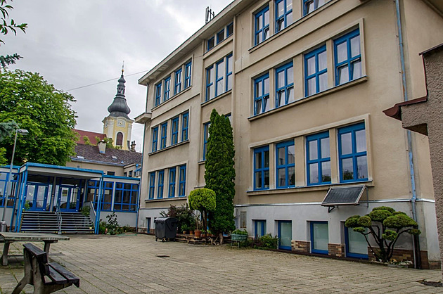 Hradec podal trestní oznámení na exředitele školy, odhalil podezřelé nákupy