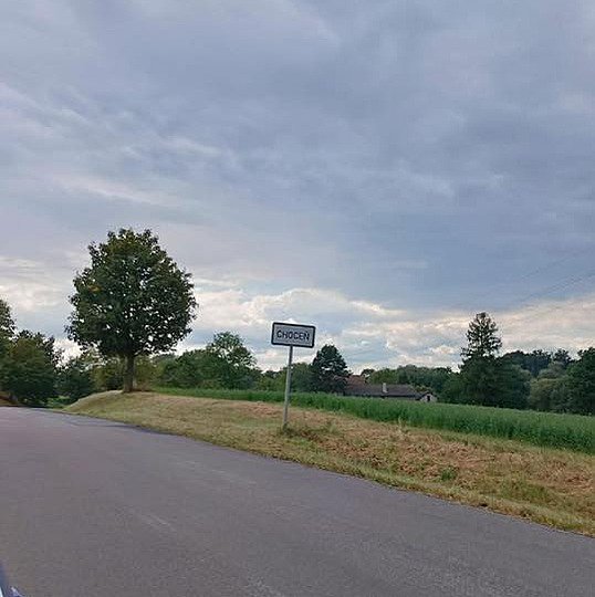 Jsem v Chocni, nebo Vysokém Mýtu? Vtipálek zmátl řidiče záměnou cedulí