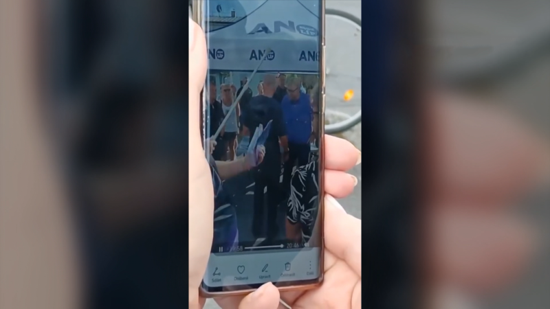 Záběry napadení Babiše: Útok přišel nečekaně zezadu. Expremiér dostal dvě rány berlí do hlavy